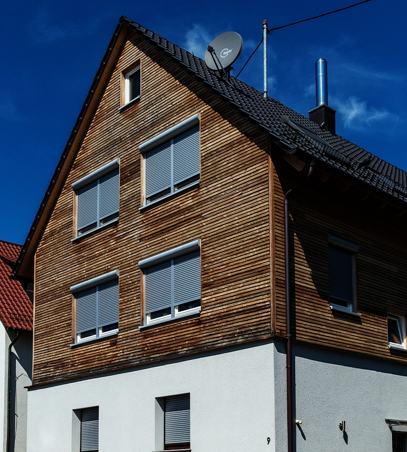 Frick_Holzbau_Referenzen_Aufstockung_Wohngebaeude_Fellbach Aufstockung eines Wohngebäudes in Holzrahmenbauweise mit Holzfassade in Fellbach.