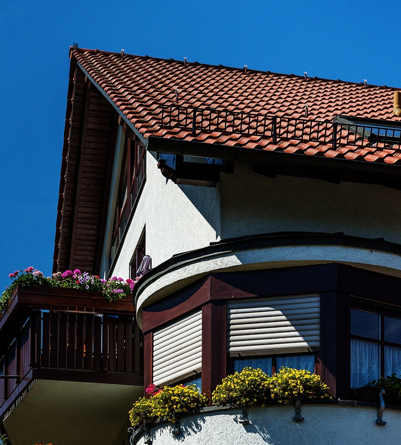 Frick_Holzbau_Referenzen_Dachdeckung_Fellbach Satteldach mit neuer Ziegeldeckung an Mehrfamilienhaus in Fellbach – Frick Holzbau bietet fachgerechte Dachdeckungen für Neubau und Sanierung.