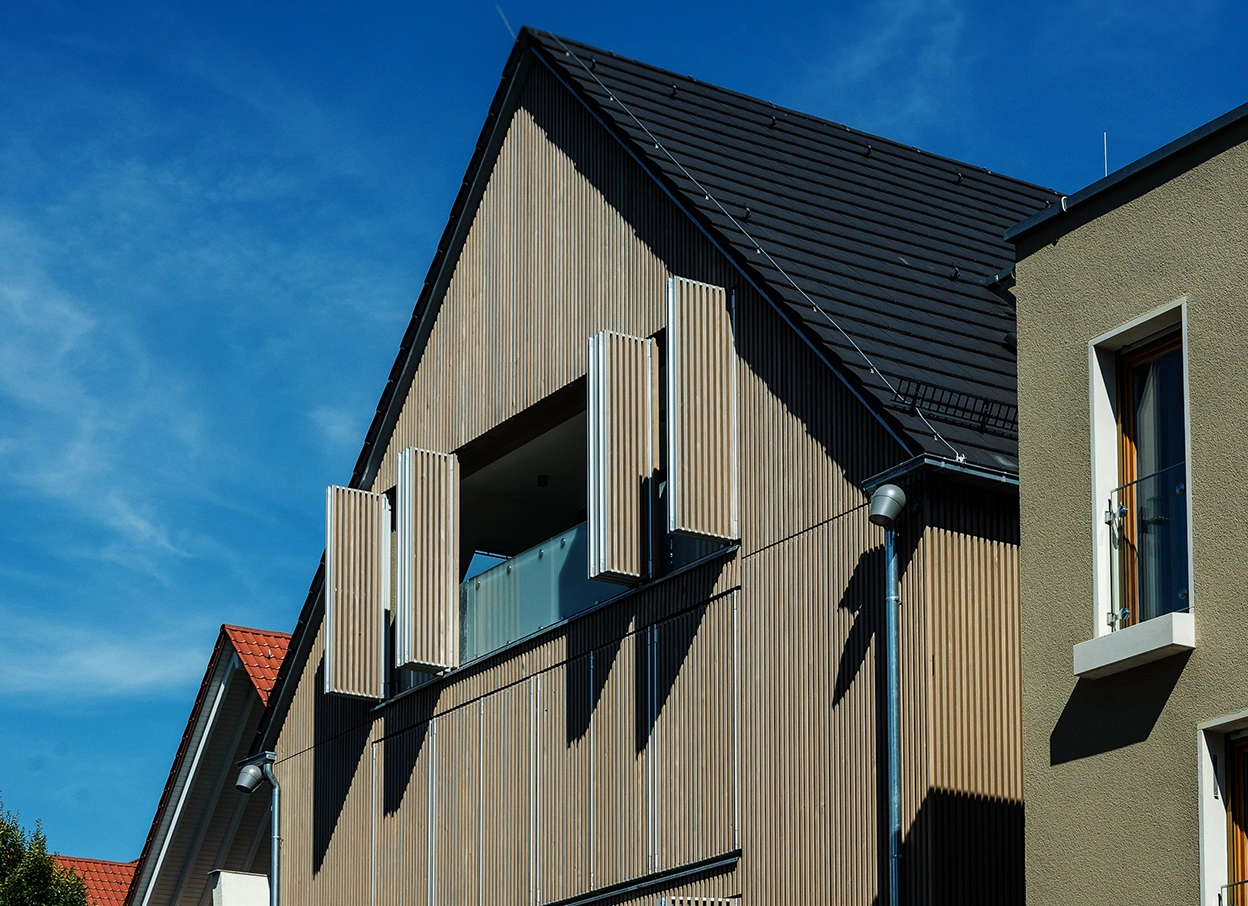 Frick_Holzbau_Referenzen_Holzfassade_Weisstanne Moderne Holzfassade aus regionaler Weißtanne mit vertikaler Lattung – Frick Holzbau realisiert individuelle Fassadengestaltung.