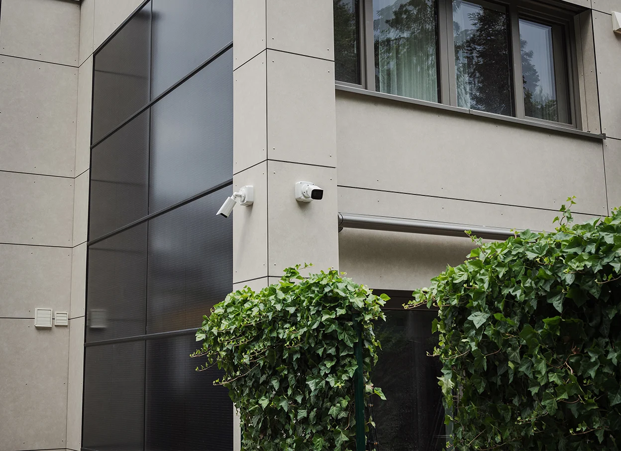 Frick_Holzbau_Referenzen_PV-Anlagen_HPL High Pressure Laminate-Fassade mit integrierter PV-Anlage