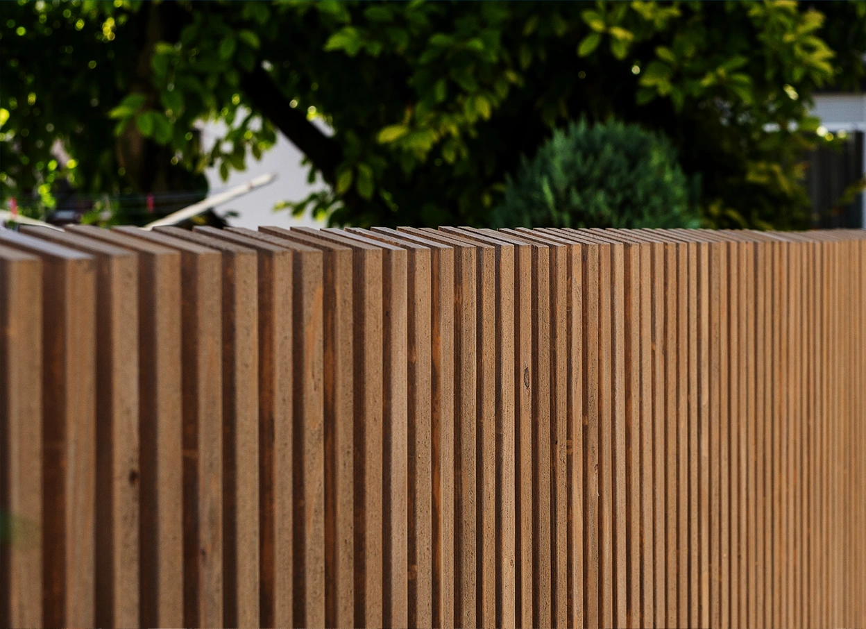 Frick_Holzbau_Referenzen_Sichtschutzzaun_Weisstanne Moderner Sichtschutzzaun aus Weißtannenholz – Frick Holzbau schafft stilvolle und langlebige Holzlösungen für mehr Privatsphäre im Garten.