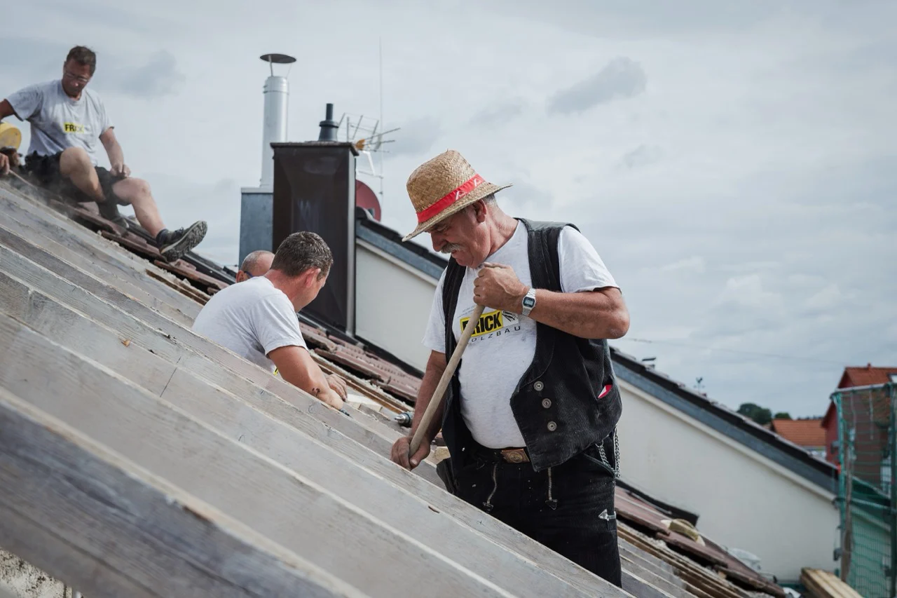 Frick Holzbau: Einbau eines Dachfensters in eine Dachkonstruktion aus Holz in Esslingen