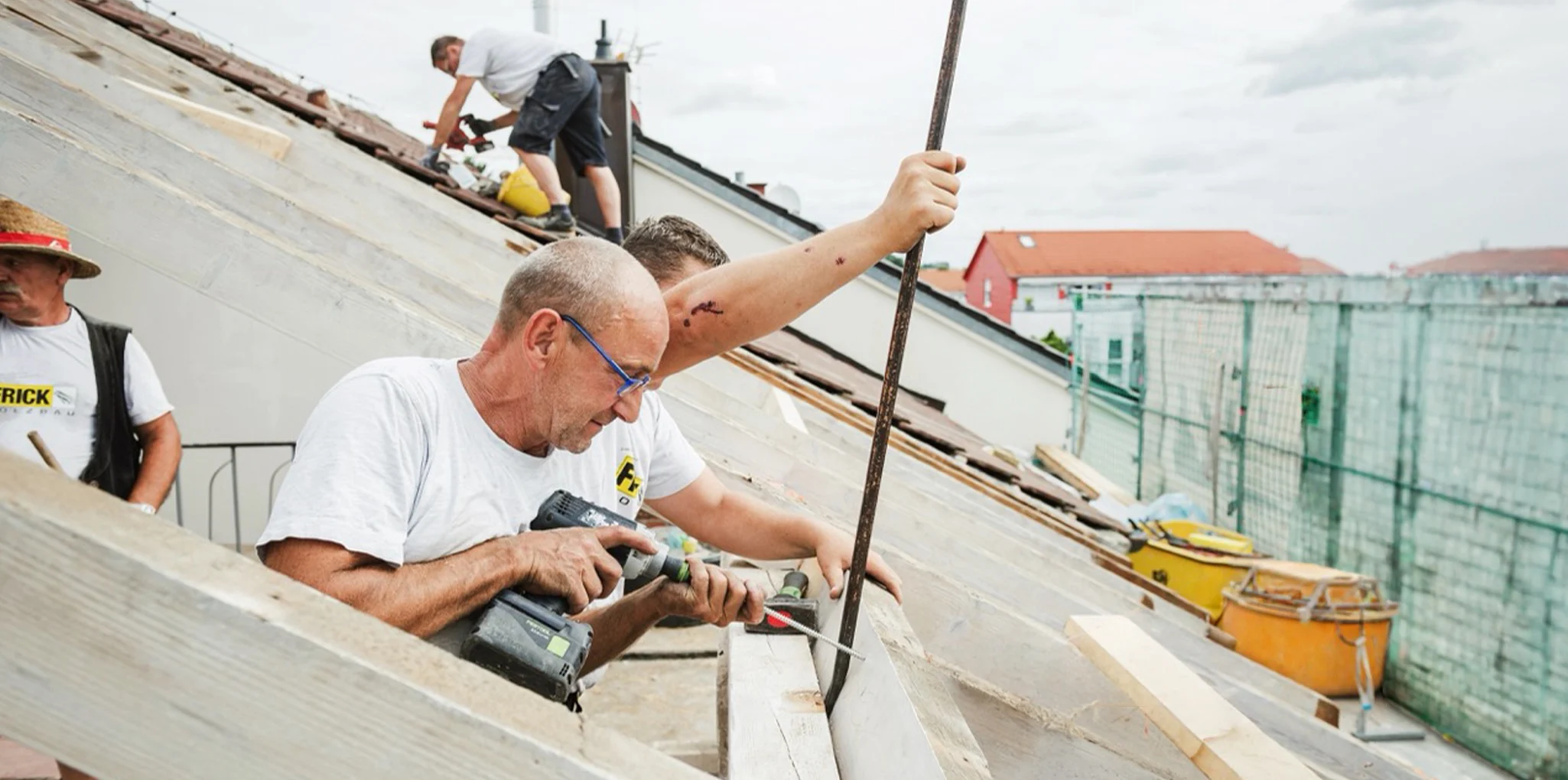 Frick Holzbau: Einbau eines Dachfensters in eine Dachkonstruktion aus Holz in Fellbach